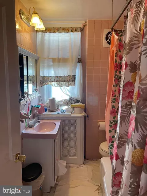 Bath - 206 Heather Rd, Darby, PA 19082 photo 1 of 3