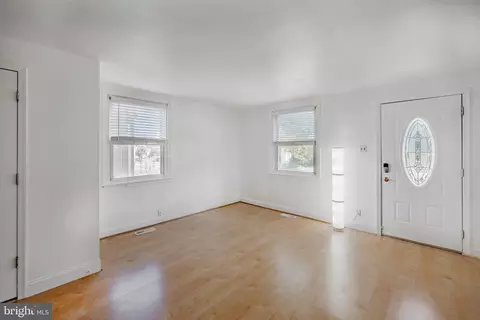 Living - 148 Meadowbrook Ave, Darby, PA 19082 photo 3 of 3