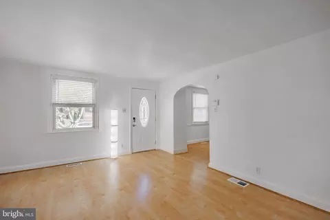 Living - 148 Meadowbrook Ave, Darby, PA 19082 photo 2 of 3