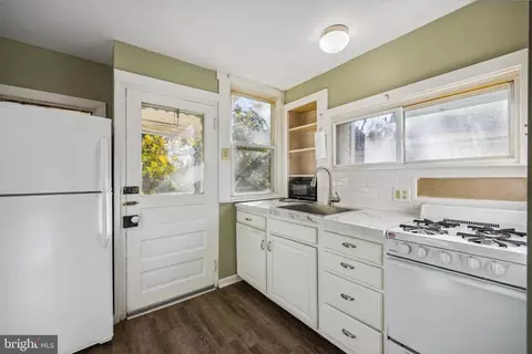 Entry Way - 11 S Cedar Ln, Upper Darby, PA 19082 photo 5 of 11