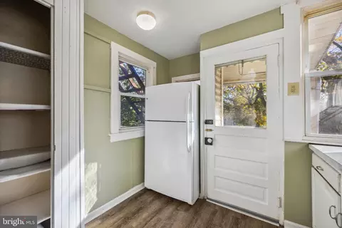 Entry Way - 11 S Cedar Ln, Upper Darby, PA 19082 photo 6 of 11