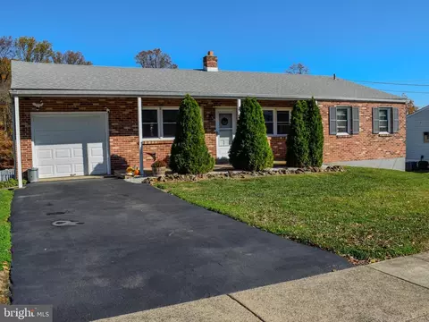 2915 Highwoods Dr, Aston, PA 19014