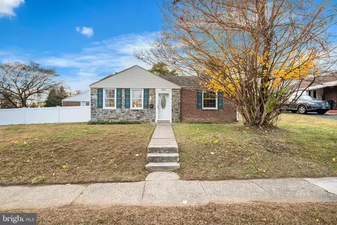 5233 Arrowhead Ln, Drexel Hill, PA 19026