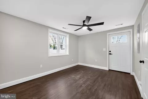 1556 Summit St, Marcus Hook, PA 19061 photo 3