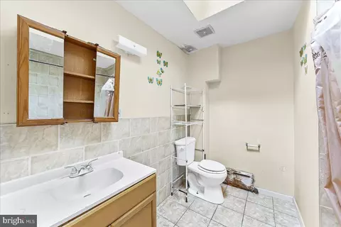 Bath - 116 Richfield Rd, Darby, PA 19082 photo 1 of 1