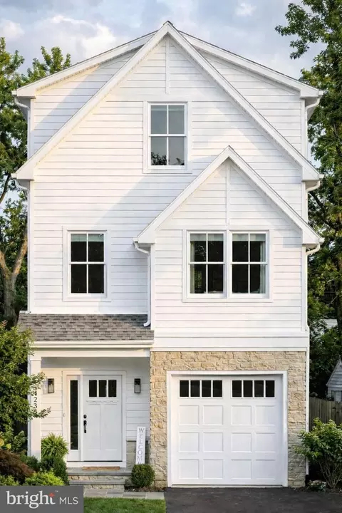 212 Chestnut St, Newtown Square, PA 19073