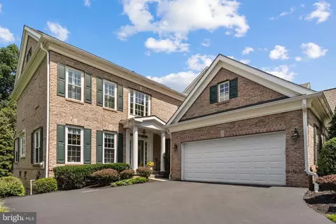 121 Camelot Ln, Newtown Square, PA 19073
