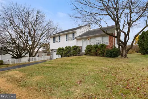 429 Portland Dr, Broomall, PA 19008