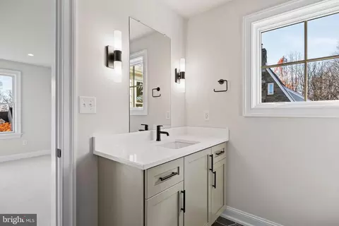 Bath - 16 Fariston Rd, Wayne, PA 19087 photo 7 of 11