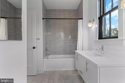 Bath - 207 Willow Ave, Wayne, PA 19087 photo 3 of 5