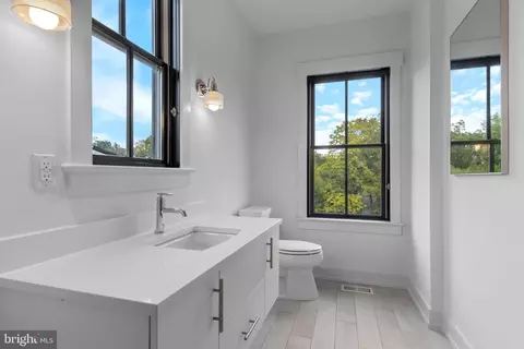 Bath - 207 Willow Ave, Wayne, PA 19087 photo 4 of 5