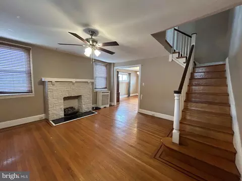 Living - 7502 Parkview Rd, Darby, PA 19082 photo 2 of 9