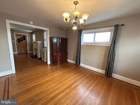 Living - 7502 Parkview Rd, Darby, PA 19082 photo 5 of 9