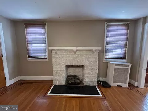 Living - 7502 Parkview Rd, Darby, PA 19082 photo 3 of 9