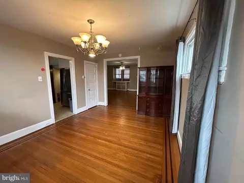 Living - 7502 Parkview Rd, Darby, PA 19082 photo 6 of 9