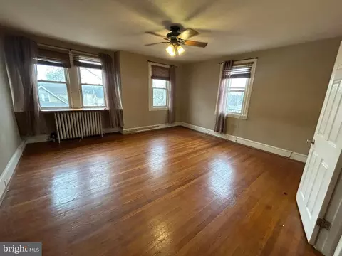 Living - 7502 Parkview Rd, Darby, PA 19082 photo 8 of 9