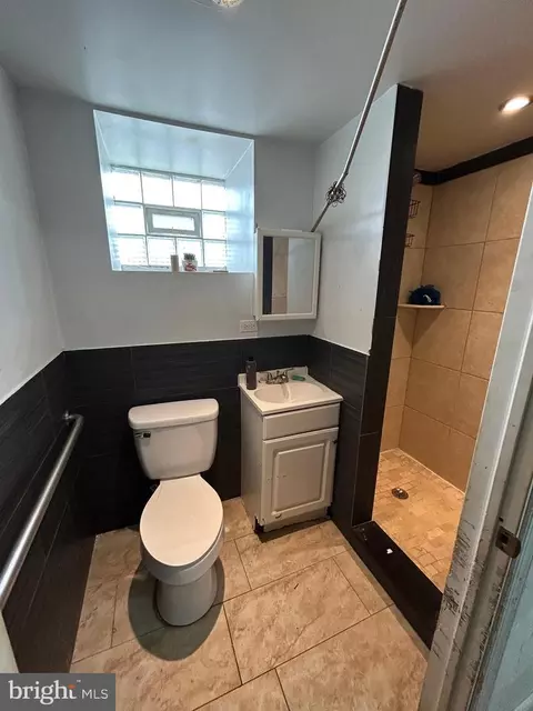 Bath - 7502 Parkview Rd, Darby, PA 19082 photo 3 of 3
