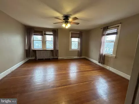 Living - 7502 Parkview Rd, Darby, PA 19082 photo 7 of 9