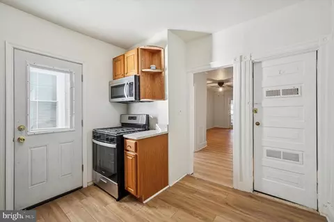 Entry Way - 77 N Keystone Ave, Darby, PA 19082 photo 2 of 4
