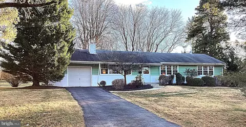 120 Hunt Club Ln, Newtown Square, PA 19073