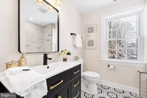 Bath - 466 Saint Davids Ave, Wayne, PA 19087 photo 4 of 5