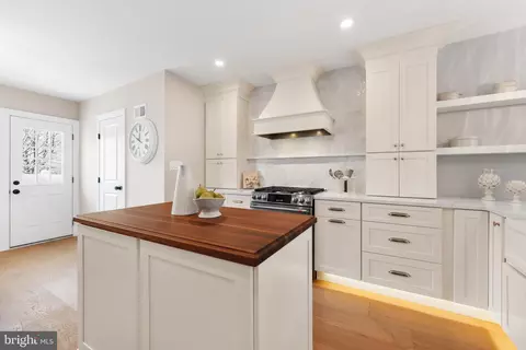 Kitchen - 466 Saint Davids Ave, Wayne, PA 19087 photo 4 of 5