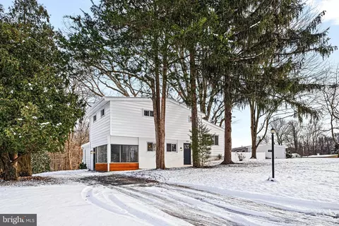 921 Flora Ln, Marcus Hook, PA 19061