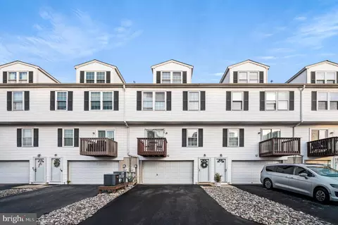 15 Riverwatch Ct, Essington, PA 19029