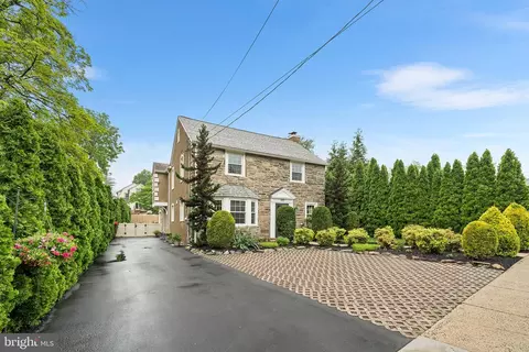 727 E Manoa Rd, Havertown, PA 19083
