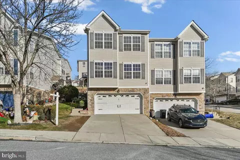 3 Whalens Ct, Drexel Hill, PA 19026