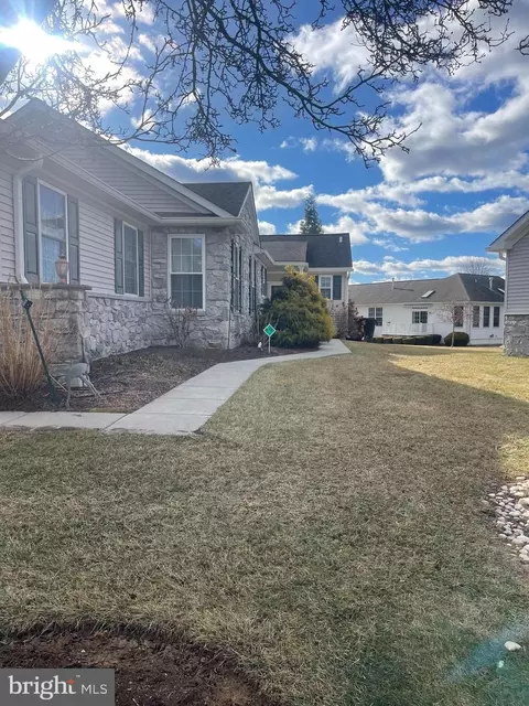 406 Hunting Card Ln, Glen Mills, PA 19342