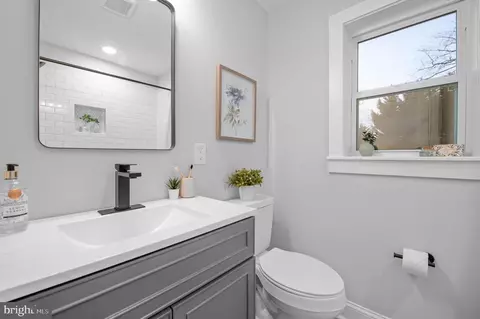 Bath - 220 N Rolling Rd, Springfield, PA 19064 photo 1 of 2