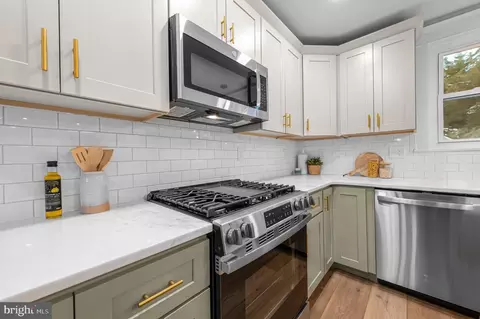 Kitchen - 220 N Rolling Rd, Springfield, PA 19064 photo 3 of 5