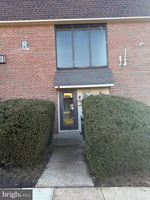 100 E Glenolden Ave #R-12, Glenolden, PA 19036