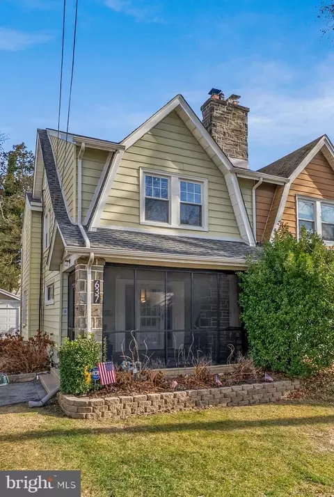 637 Country Club Ln, Havertown, PA 19083
