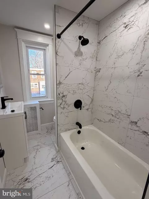 Bath - 641 Copley Rd, Darby, PA 19082 photo 3 of 5