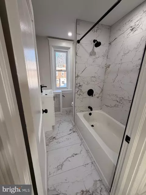 Bath - 641 Copley Rd, Darby, PA 19082 photo 2 of 5
