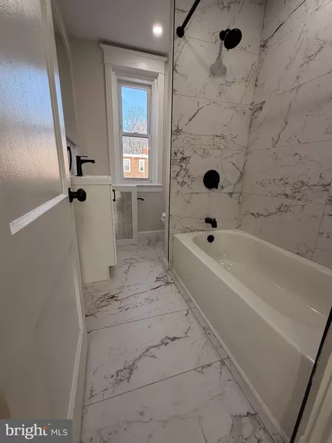 Bath - 641 Copley Rd, Darby, PA 19082 photo 4 of 5