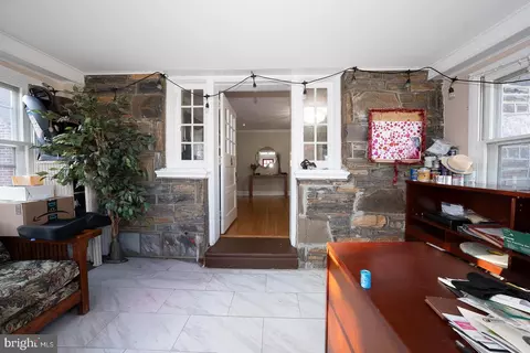 Entry Way - 122 Crestview Rd, Darby, PA 19082 photo 3 of 11