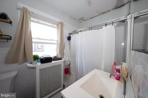 Bath - 122 Crestview Rd, Darby, PA 19082 photo 3 of 3
