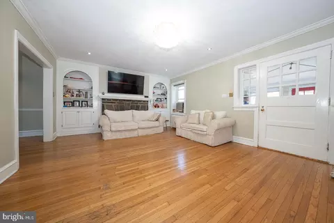 Living - 122 Crestview Rd, Darby, PA 19082 photo 5 of 6