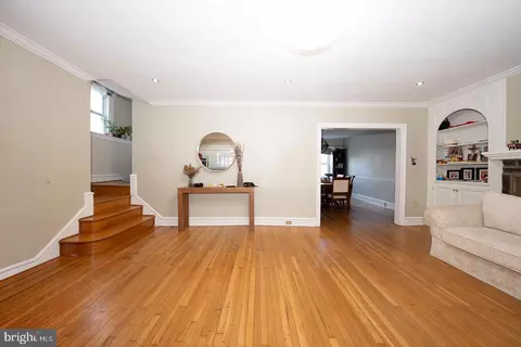 Living - 122 Crestview Rd, Darby, PA 19082 photo 2 of 6