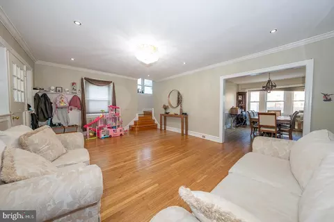 Living - 122 Crestview Rd, Darby, PA 19082 photo 3 of 6