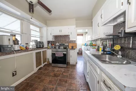 Entry Way - 122 Crestview Rd, Darby, PA 19082 photo 7 of 11