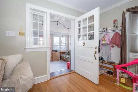 Entry Way - 122 Crestview Rd, Darby, PA 19082 photo 4 of 11