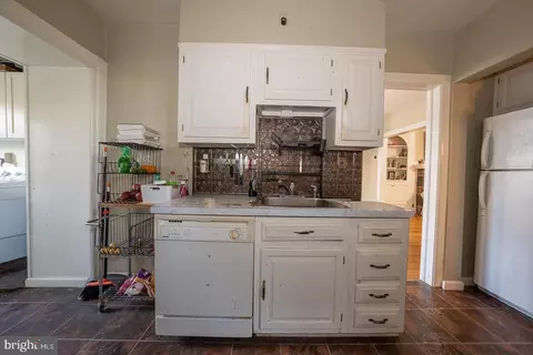 Entry Way - 122 Crestview Rd, Darby, PA 19082 photo 8 of 11
