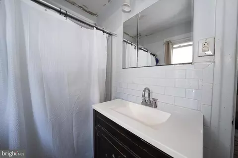 Bath - 122 Crestview Rd, Darby, PA 19082 photo 2 of 3