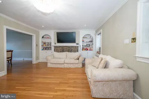 Living - 122 Crestview Rd, Darby, PA 19082 photo 1 of 6