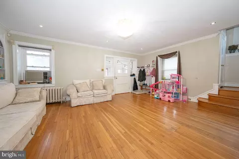 Living - 122 Crestview Rd, Darby, PA 19082 photo 4 of 6