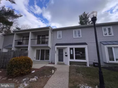 215 E Chelsea Cir, Newtown Square, PA 19073